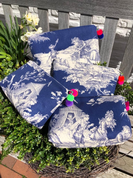 Täschchen und Taschen in unterschiedlichen Größen aus Designerstoffen